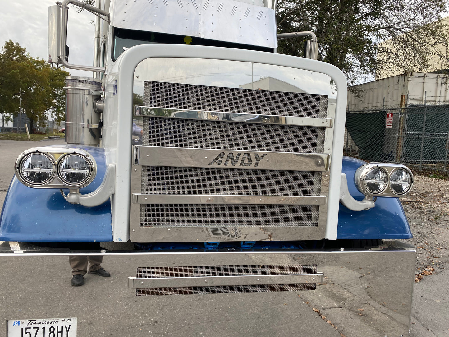 Defensa Freightliner Classic de 20" con 25 LED de 3/4" y 45°, parrilla BB con barra y caja para placa