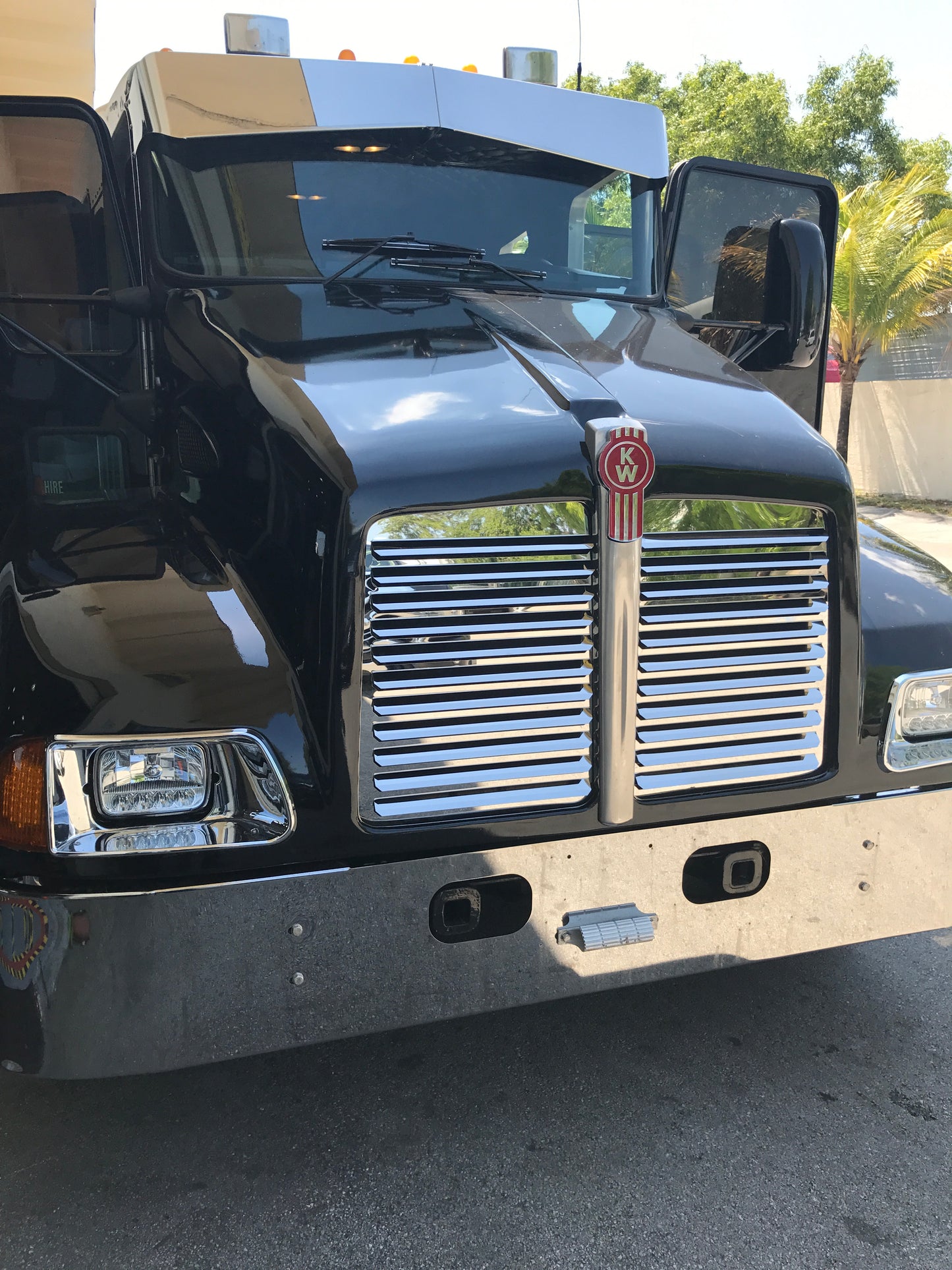 Visera Lisa Bowtie para Kenworth T300
