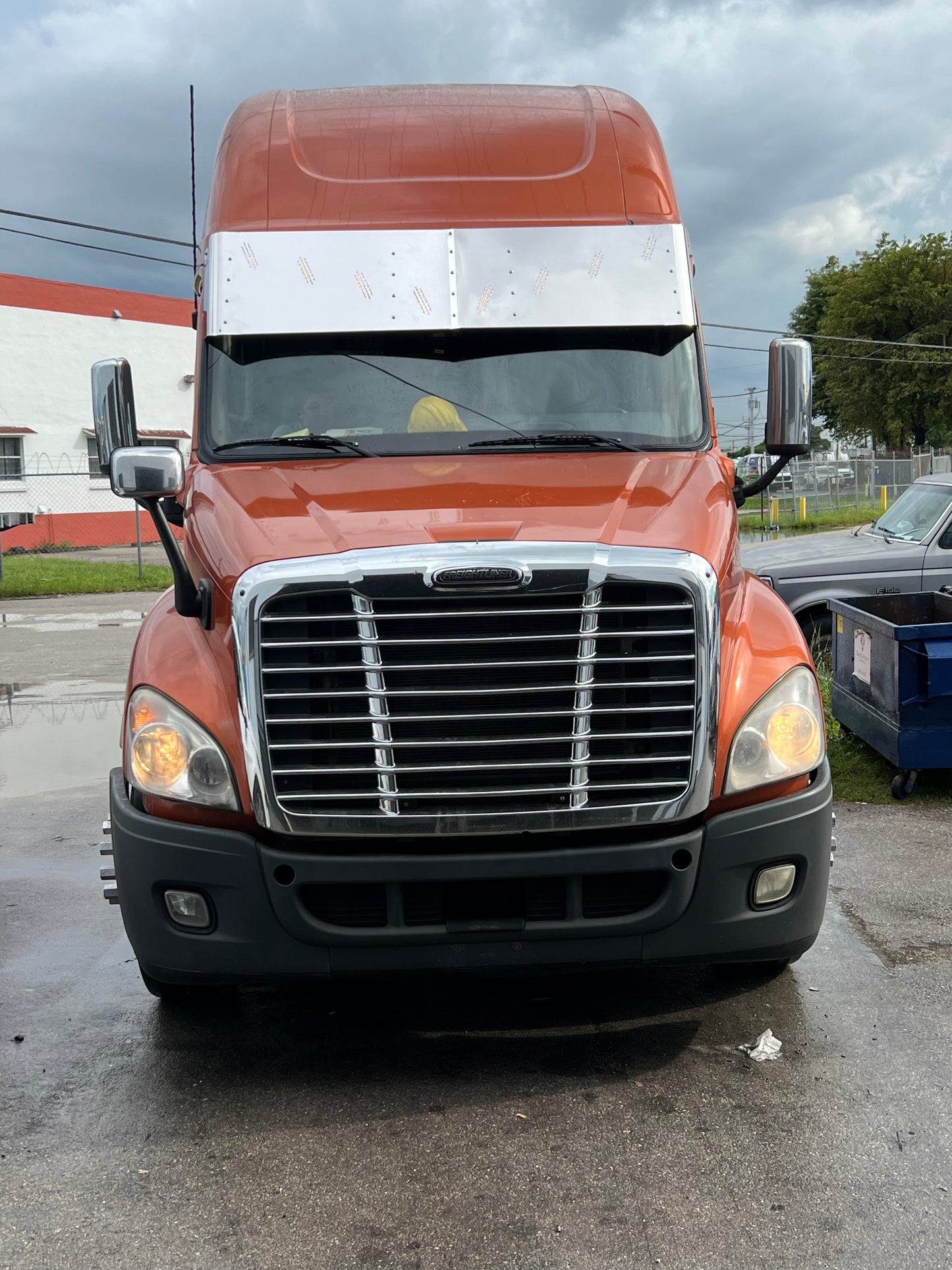 Visera Freightliner Cascadia de 20" con 8 luces LED ocultas de 3/4"