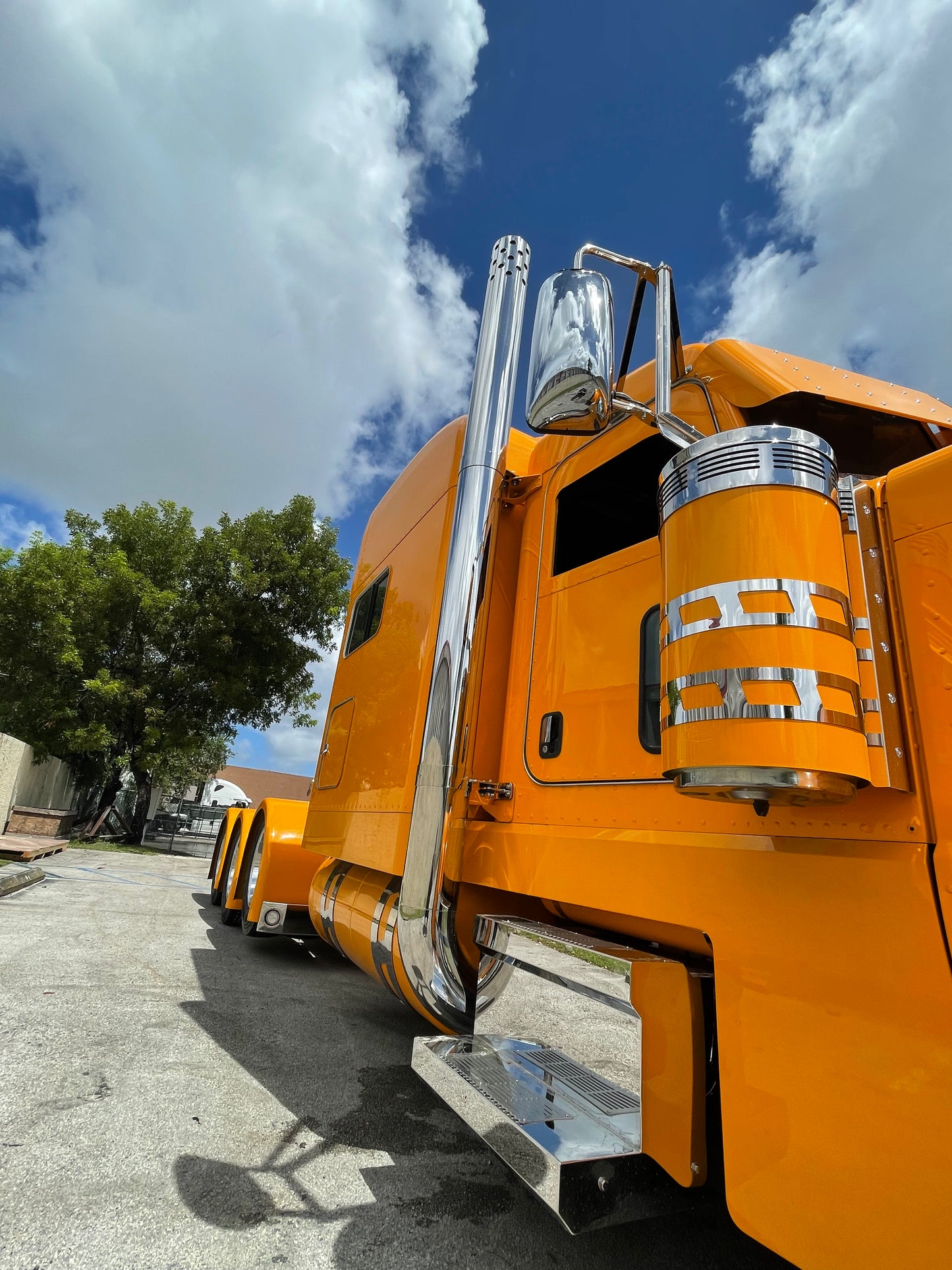 PETERBILT 389 AMARILLO HECHO A MEDIDA 2022