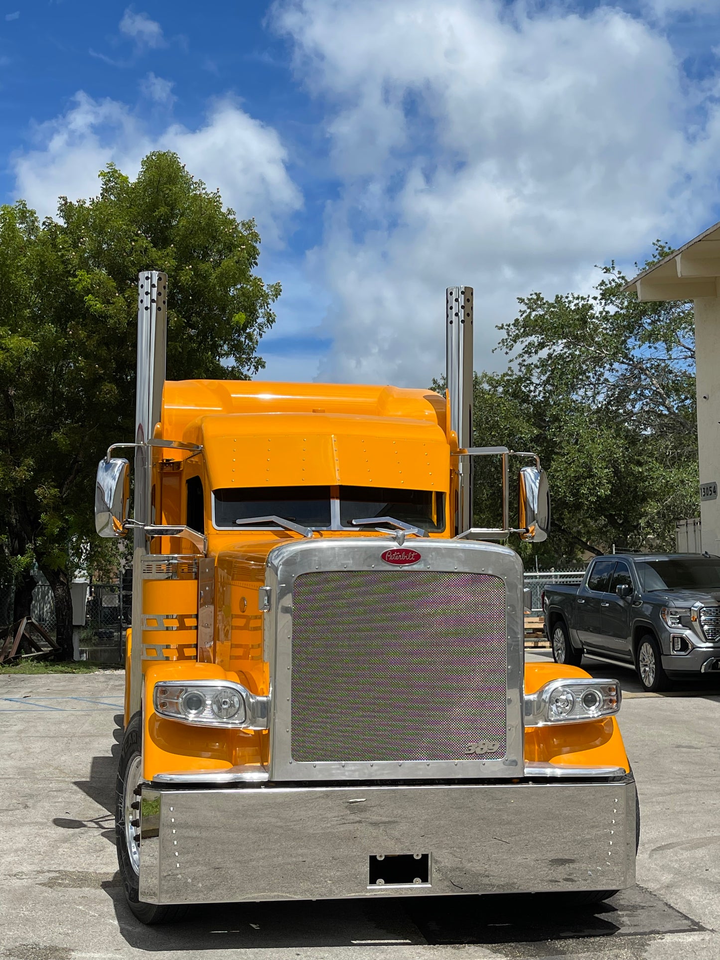 PETERBILT 389 AMARILLO HECHO A MEDIDA 2022