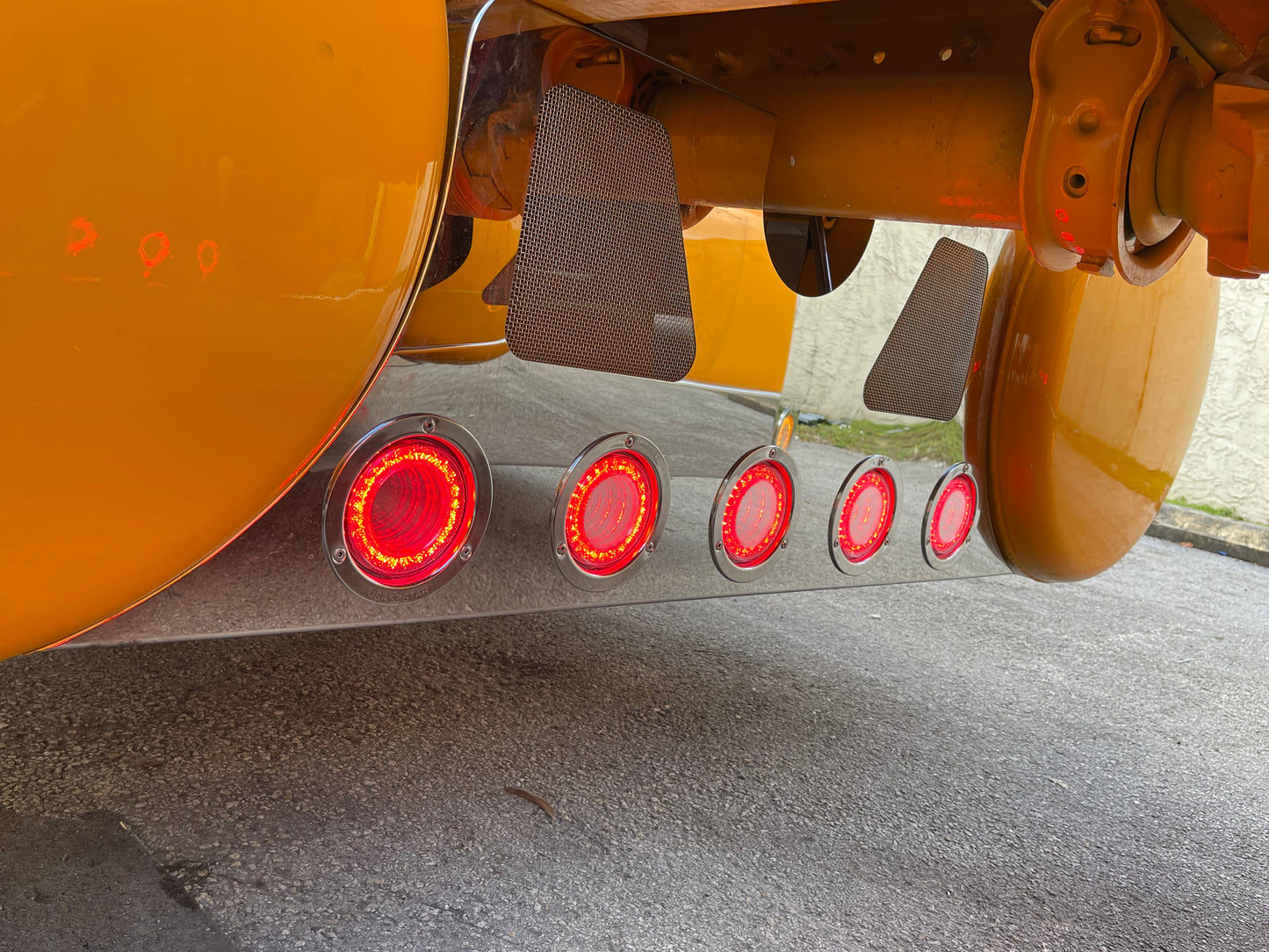 PETERBILT 389 AMARILLO HECHO A MEDIDA 2022