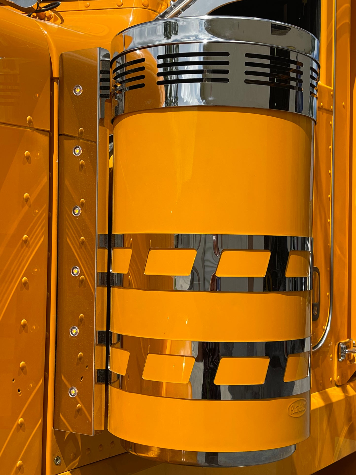 PETERBILT 389 AMARILLO HECHO A MEDIDA 2022