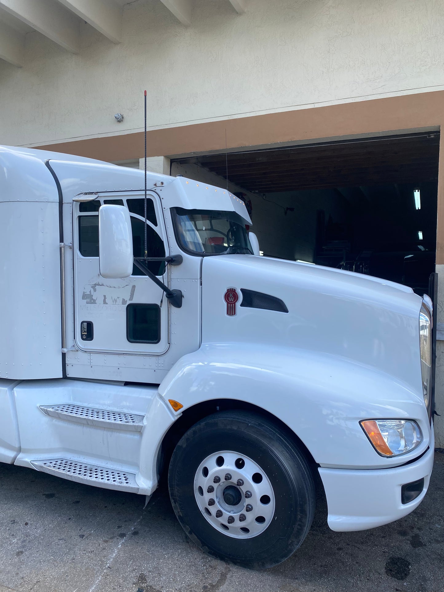 Visera Kenworth de 12" x 9" en forma de pajarita para pintar con LEDs de 10 3/4"