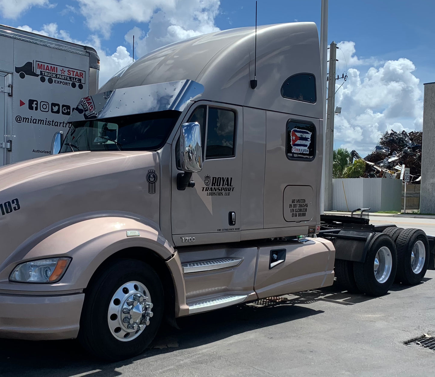 Visera en V para Kenworth T700 con LED de 3/4" en forma de V