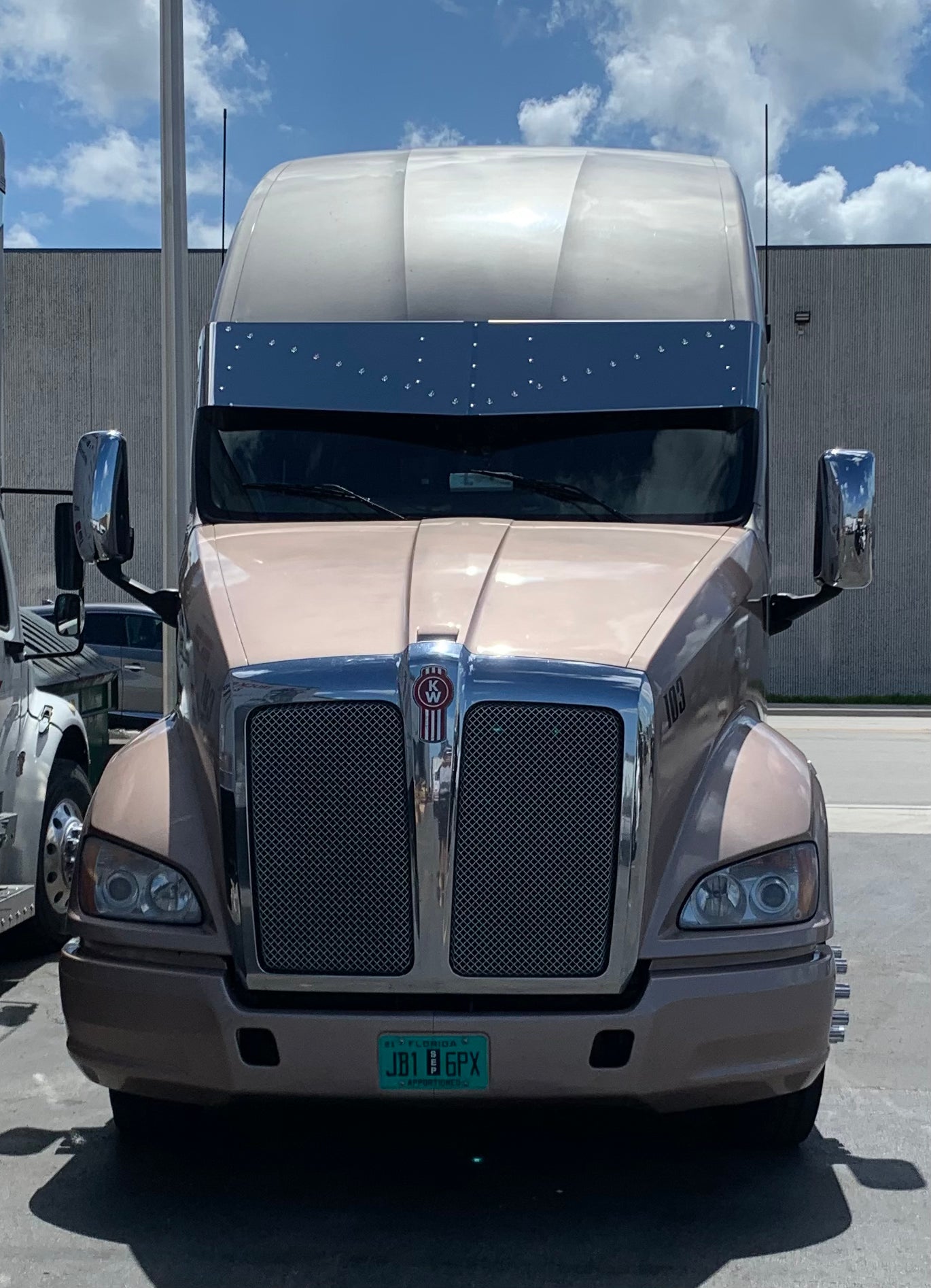 Visera en V para Kenworth T700 con LED de 3/4" en forma de V