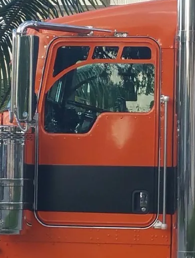 Parte superior recortada con curva delantera y aberturas