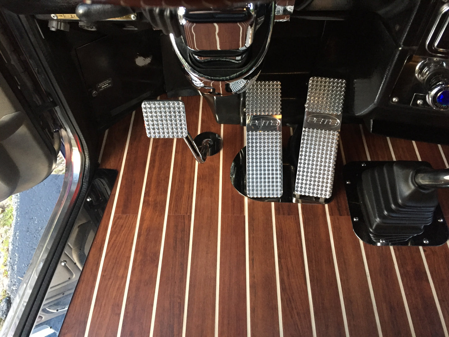 JUEGO DE EMBELLECEDORES DE PEDALES PETERBILT (EMBRAGUE, FRENO Y ACELERADOR) 2006+