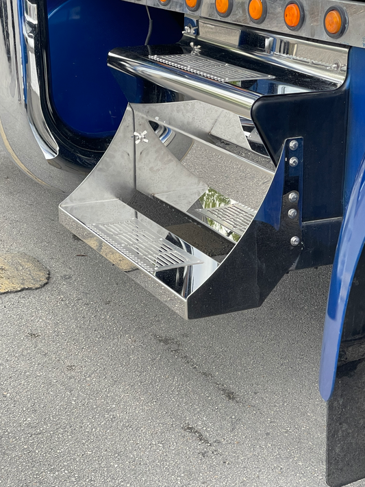 CAJAS DE HERRAMIENTAS Y TAPAS DE BATERÍA CON PELDAÑOS 40” - KW