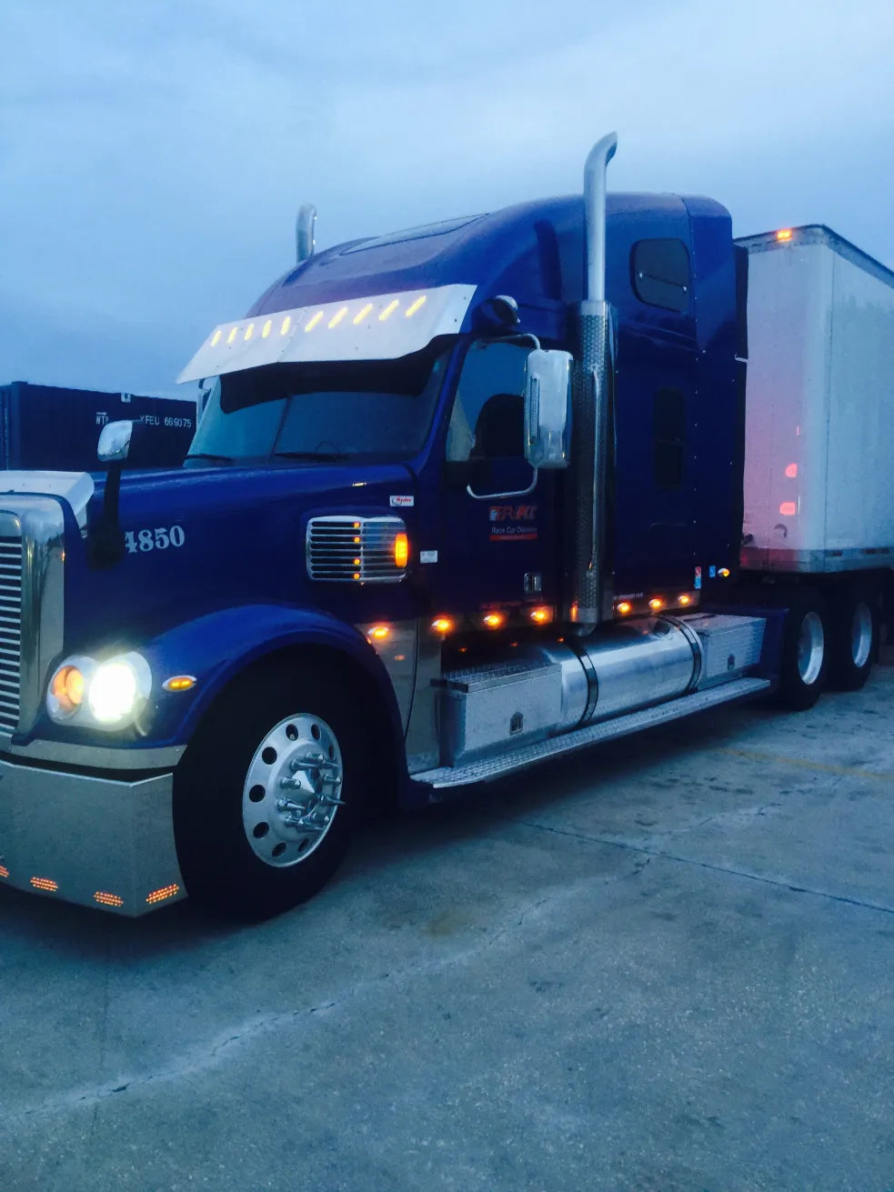 Visera tipo "bowtie" de 20" x 16" para Freightliner Coronado con 10 LED ocultos (montaje lateral de 2 orificios)