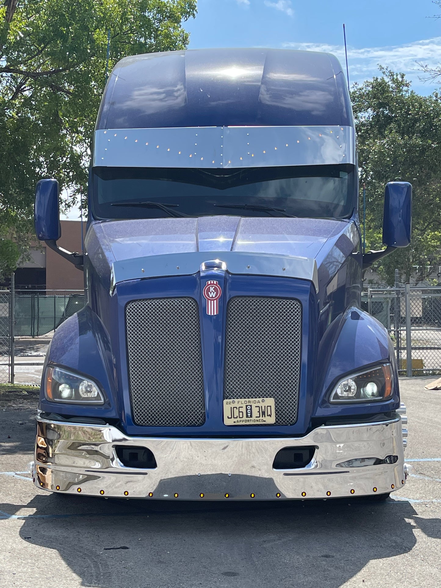 Visera Kenworth T700 con 22 LED de 3/4" en forma de V