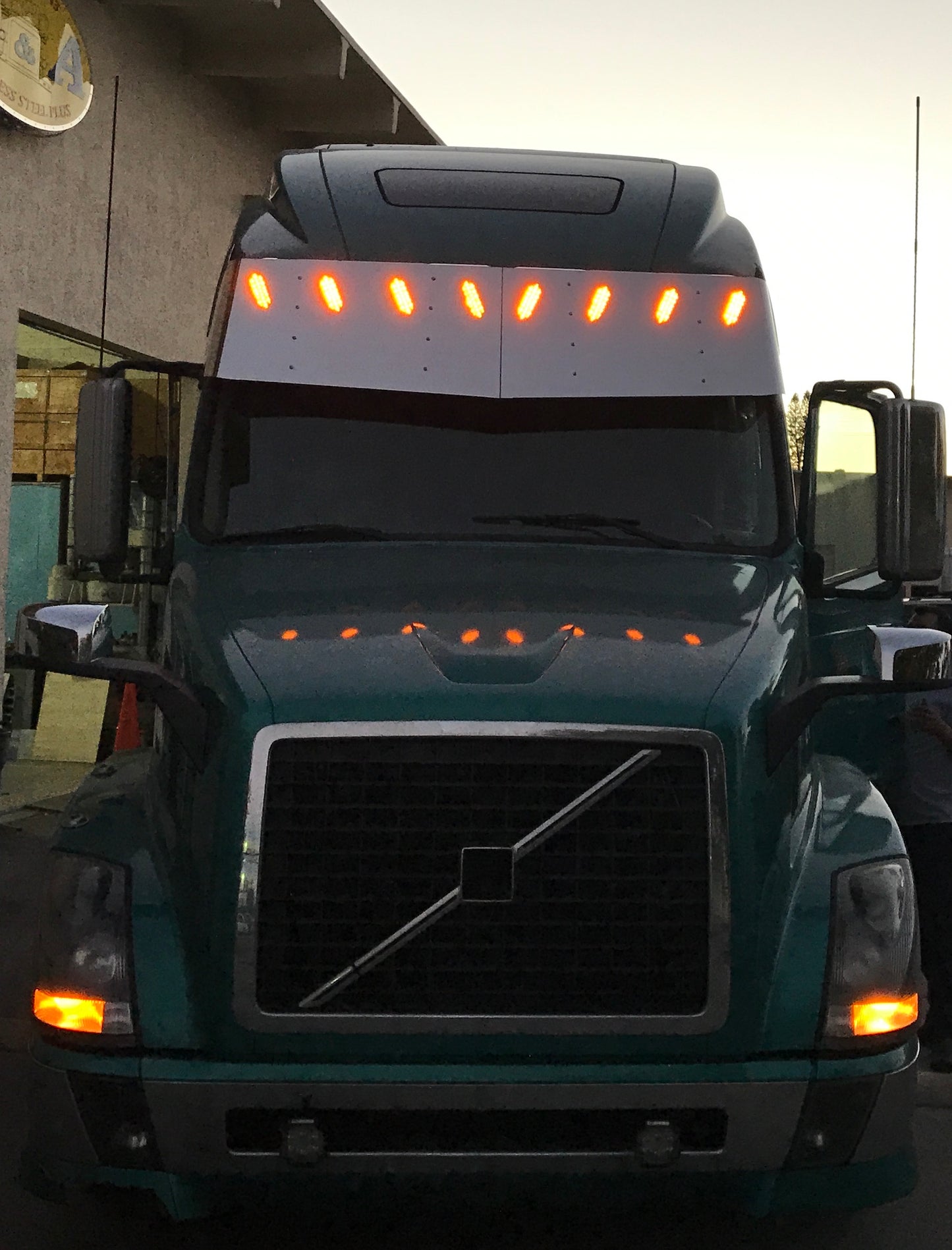Visera Volvo de 20" con 8 luces LED ocultas de 3/4"