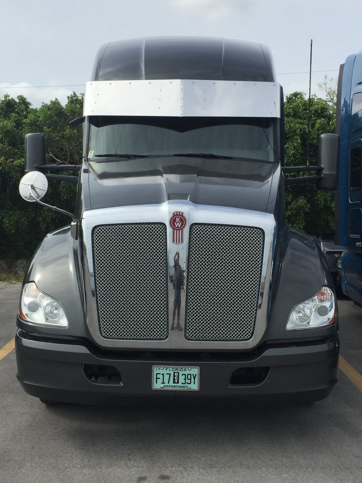 Visera semi-recta Kenworth T680 de 17" x 16.5" con 10 luces LED de 3/4"