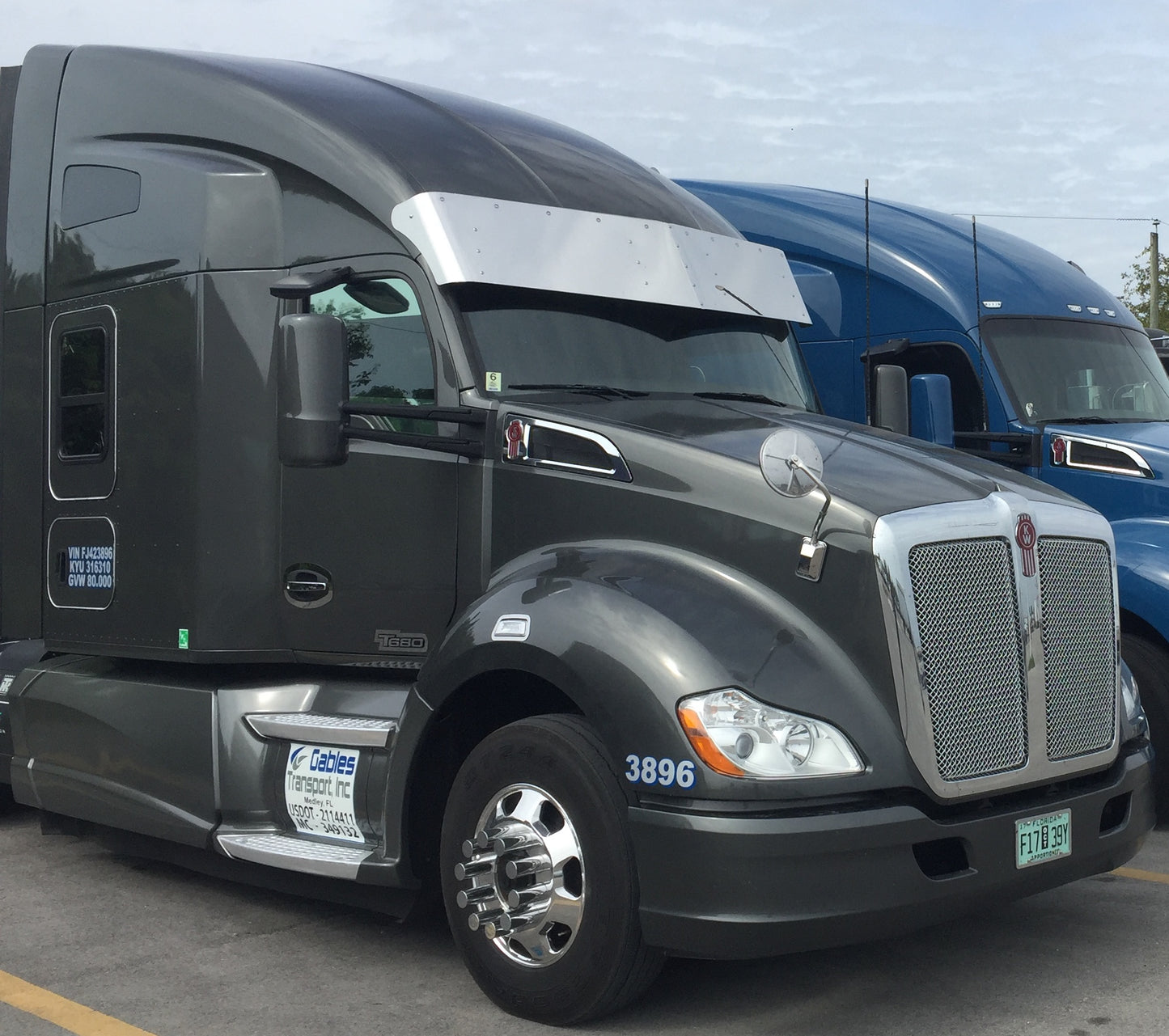 Visera semi-recta Kenworth T680 de 17" x 16.5" con 10 luces LED de 3/4"