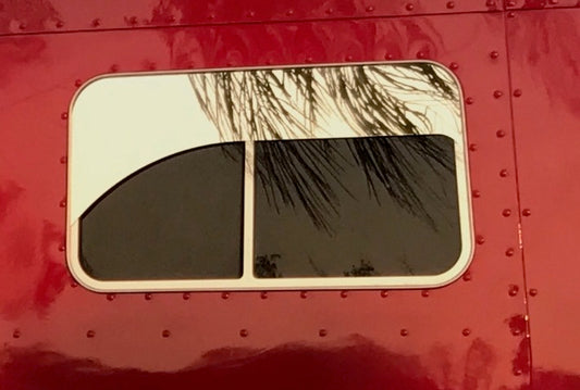 MOLDURA CURVA DE VENTANA PETERBILT PARA DORMITORIO DE 70” ACERO INOXIDABLE