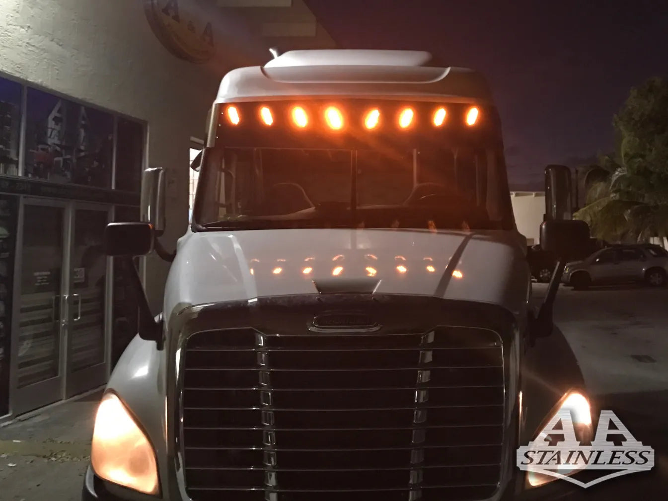 Visera en V Freightliner Cascadia de 19" x 16.5" con 8 LED ocultos de 3/4"