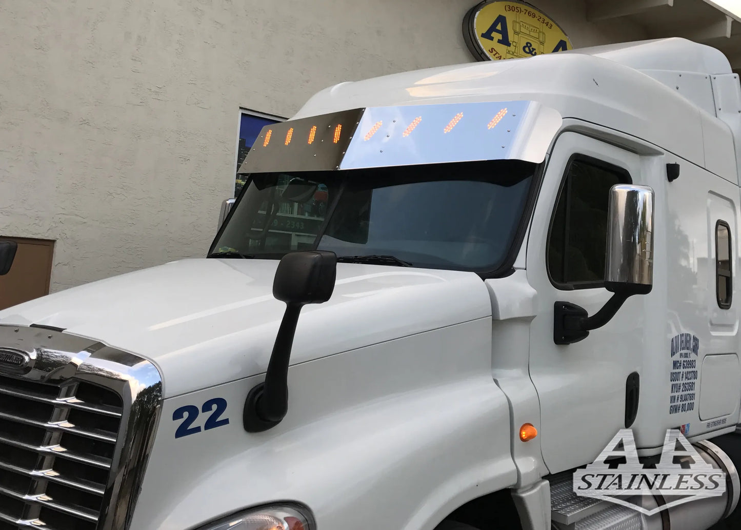 Visera en V Freightliner Cascadia de 19" x 16.5" con 8 LED ocultos de 3/4"
