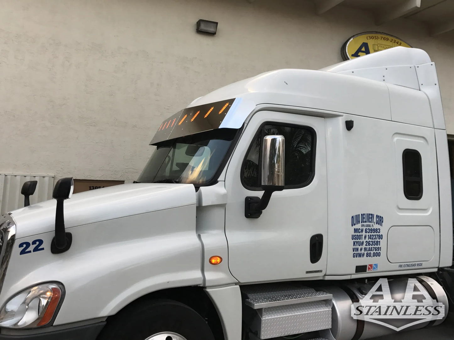 Visera en V Freightliner Cascadia de 19" x 16.5" con 8 LED ocultos de 3/4"